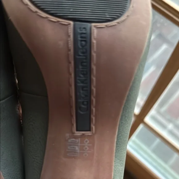 Bundle of Women's Pumps - silver, black peep toe, olive, grey patterned - Picture 7 of 15